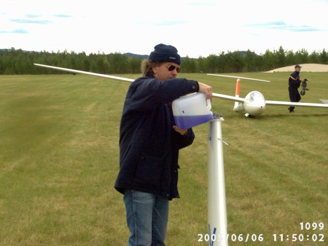 Er det r�dvin han fyller tro??