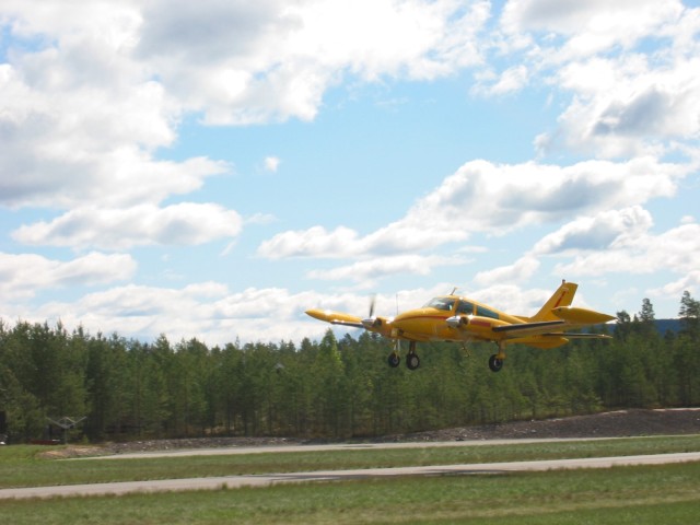 Cessna 310 fra Notodden flyr landingsrunder p� ENHN