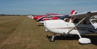 Parkert p&aring; Duxford: Klikk for stort bilde