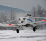 Per Olav tar av med slep p� 28. Litt gr� dag med inversjon. Vindstille p� bakken og relativt kraftig vind i h�yden. (25 - 30 knop)