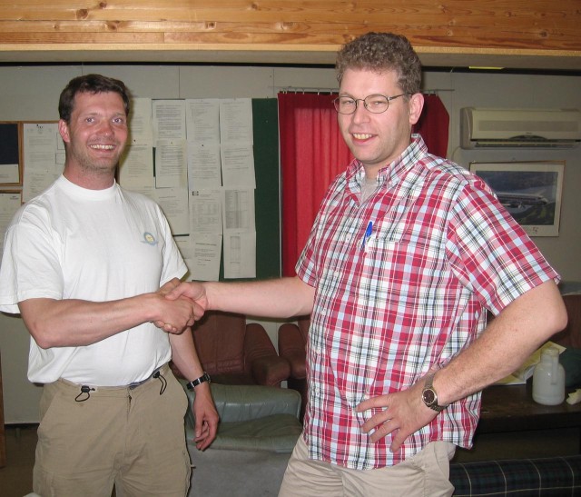 Instrukt�r Oddvar Gr�stad (t.h) gratulerer Steffen Madsen med best�tt pr�ve.