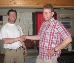 Instrukt�r Oddvar Gr�stad (t.h) gratulerer Steffen Madsen med best�tt pr�ve.