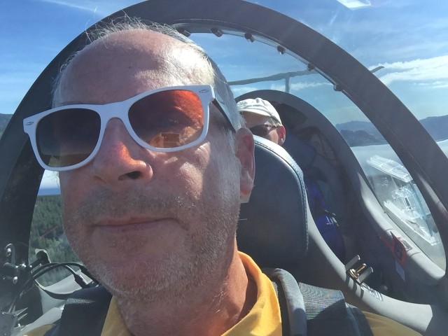 �rets selfie med formannen i forsetet og direkt�ren i baksetet p� f�rste tur