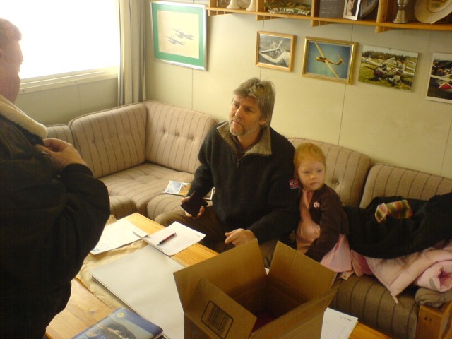 Forfatteren signerer b�ker