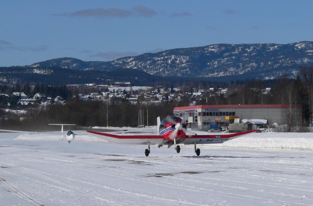 LN-DFK med slep tar av p� 10