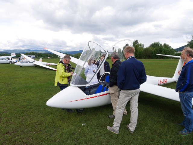 Ordf�rer inspiserer seilfly